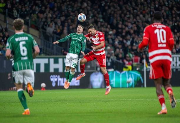 Fußball, Herren, Saison 2025 2026, 1. Bundesliga (8. Spieltag), SV Werder Bremen - 1. FC Union Berlin, v. l. Jens Stage (Werder Bremen), Romano Schmid (Werder Bremen), Rani Khedira (1. FC Union Berlin), Ilyas Ansah (1. FC Union Berlin), 24.10.2025, Copyright: xMatthiasxKochx