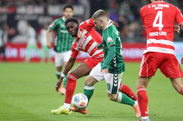 24.10.2025, xtgx, Fussball - 1.Bundesliga SV Werder Bremen - 1.FC Union Berlin v.l. Derrick Koehn (Köhn, Union Berlin, 39), Romano Schmid (Bremen, 20) Zweikampf, Duell, Kampf, tackle (DFL DFB REGULATIONS PROHIBIT ANY USE OF PHOTOGRAPHS as IMAGE SEQUENCES and or QUASI-VIDEO) Bremen