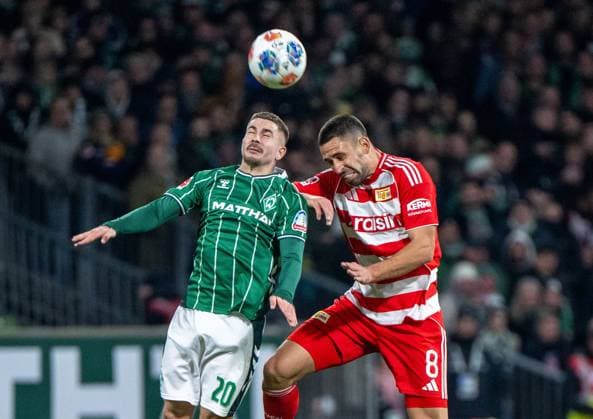 Fußball, Herren, Saison 2025 2026, 1. Bundesliga (8. Spieltag), SV Werder Bremen - 1. FC Union Berlin, v. l. Romano Schmid (Werder Bremen), Rani Khedira (1. FC Union Berlin), 24.10.2025, Copyright: xMatthiasxKochx
