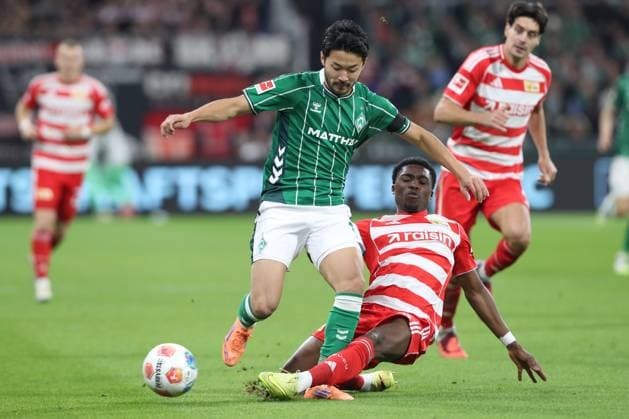 24.10.2025, xtgx, Fussball - 1.Bundesliga SV Werder Bremen - 1.FC Union Berlin v.l. Yukinari Sugawara (Bremen, 3), Derrick Koehn (Köhn, Union Berlin, 39) Zweikampf, Duell, Kampf, tackle (DFL DFB REGULATIONS PROHIBIT ANY USE OF PHOTOGRAPHS as IMAGE SEQUENCES and or QUASI-VIDEO) Bremen