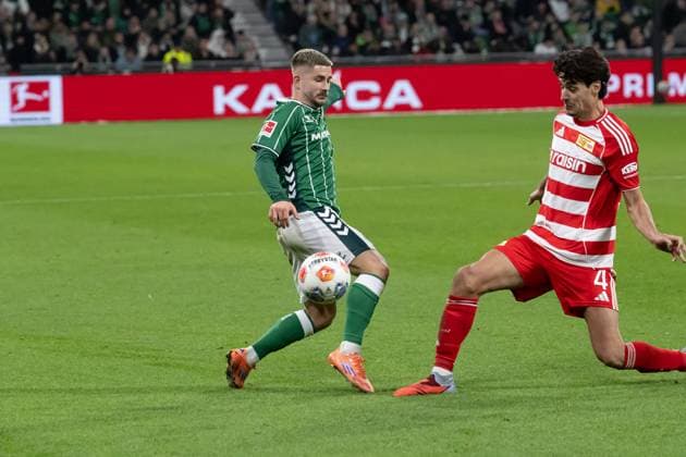 GER, 1. FBL, SV Werder Bremen vs Union Berlin 24.10.2025, Weserstadion, Bremen, GER, 1. FBL, SV Werder Bremen vs Union Berlin im Bild Romano Schmid (Werder Bremen 20); Diogo Leite (1.FC Union Berlin 04)
