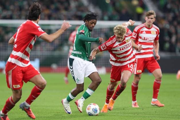 24.10.2025, xtgx, Fussball - 1.Bundesliga SV Werder Bremen - 1.FC Union Berlin v.l. Samuel Mbangula (Bremen, 7), Leopold Querfeld (Union Berlin, 14) Zweikampf, Duell, Kampf, tackle (DFL DFB REGULATIONS PROHIBIT ANY USE OF PHOTOGRAPHS as IMAGE SEQUENCES and or QUASI-VIDEO) Bremen