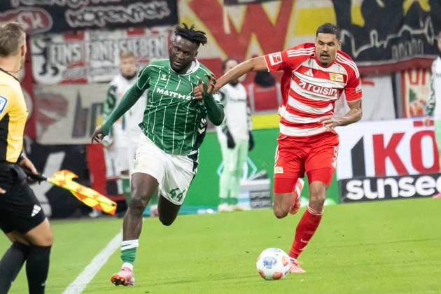 GER, 1. FBL, SV Werder Bremen vs Union Berlin 24.10.2025, Weserstadion, Bremen, GER, 1. FBL, SV Werder Bremen vs Union Berlin im Bild Victor Boniface (Werder Bremen 44); im Zweikampf gegen Danilho Doekhi (1.FC Union Berlin 05)