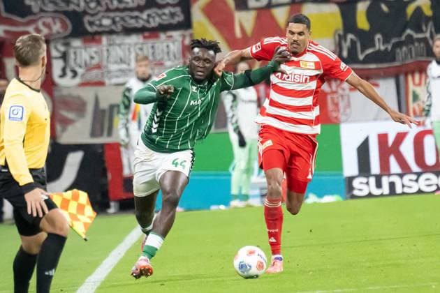 GER, 1. FBL, SV Werder Bremen vs Union Berlin 24.10.2025, Weserstadion, Bremen, GER, 1. FBL, SV Werder Bremen vs Union Berlin im Bild Victor Boniface (Werder Bremen 44); im Zweikampf gegen Danilho Doekhi (1.FC Union Berlin 05)