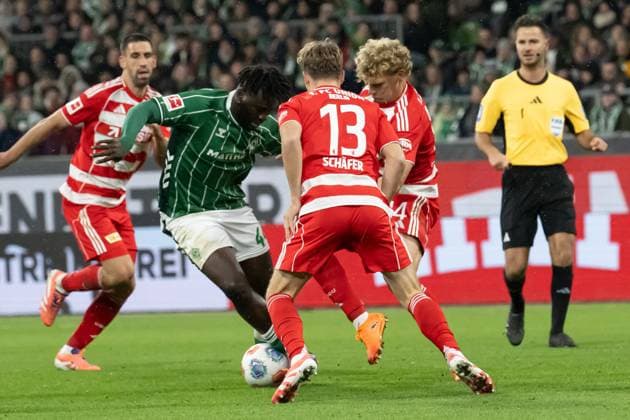 GER, 1. FBL, SV Werder Bremen vs Union Berlin 24.10.2025, Weserstadion, Bremen, GER, 1. FBL, SV Werder Bremen vs Union Berlin im Bild Victor Boniface (Werder Bremen 44); Andras Schäfer Andras Schaefer (1.FC Union Berlin 13) Leopold Querfeld (1.FC Union Berlin 14)