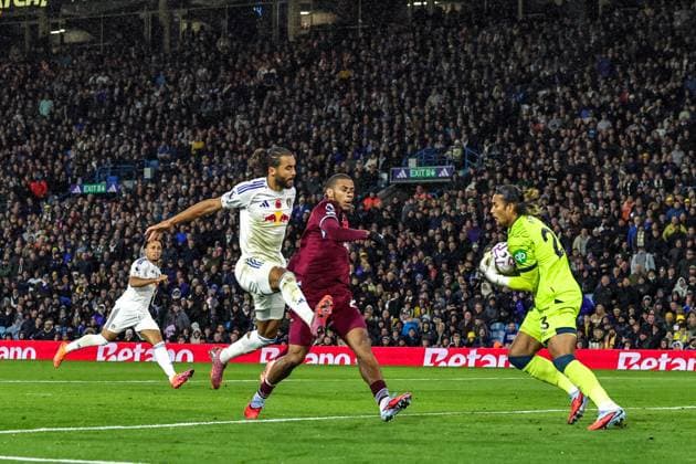Premier League Leeds United v West Ham United West Ham United goalkeeper Alphonse Areola collects the ball under pressure from Dominic Calvert-Lewin of Leeds United during the Premier League match Leeds United vs West Ham United at Elland Road, Leeds, United Kingdom, 24th October 2025 (Photo by Mark Cosgrove News Images) Leeds Elland Road West Yorkshire United Kingdom Copyright: xMarkxCosgrove NewsxImagesx