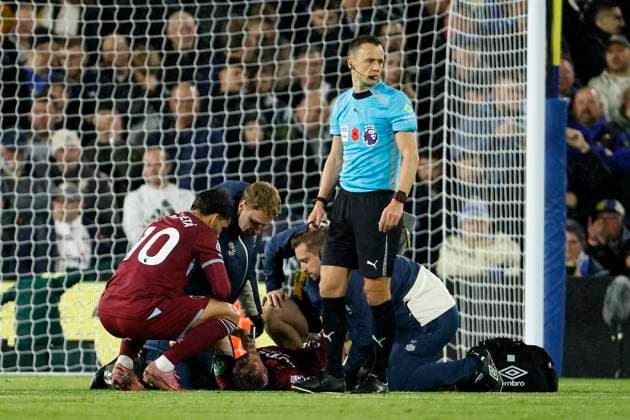 Leeds United v West Ham United - Premier League Oliver Scarles of West Ham United is treated for injury during the Premier League match between Leeds United and West Ham United at Elland Road on October 24, 2025 in Leeds, England. Leeds Elland Road England United Kingdom Copyright: xRichardxSellers Sportsphoto APLx 14139561