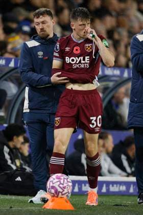Leeds United v West Ham United - Premier League Oliver Scarles of West Ham United is take off with injury during the Premier League match between Leeds United and West Ham United at Elland Road on October 24, 2025 in Leeds, England. Leeds Elland Road England United Kingdom Copyright: xRichardxSellers Sportsphoto APLx 14139562