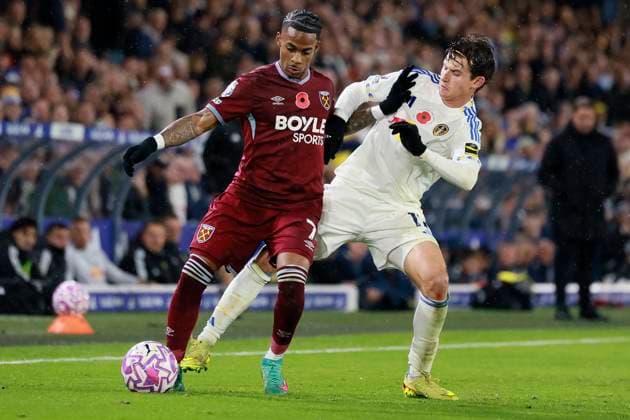 Leeds United v West Ham United - Premier League Crysencio Summerville of West Ham United and Brenden Aaronson of Leeds United challenge during the Premier League match between Leeds United and West Ham United at Elland Road on October 24, 2025 in Leeds, England. Leeds Elland Road England United Kingdom Copyright: xRichardxSellers Sportsphoto APLx 14139570