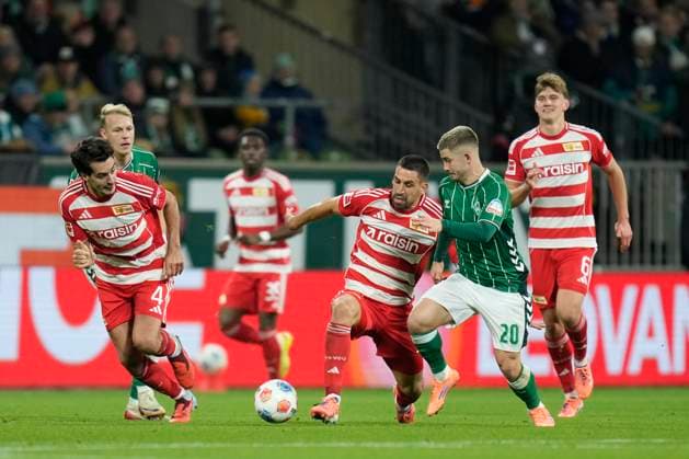 Diogo Leite (1.FC Union Berlin), Rani Khedira (1.FC Union Berlin) und Romano Schmid (SV Werder Bremen) im Zweikampf waehrend des spiels der Bundesliga zwischen SV Werder Bremen und 1. FC Union Berlin, Weserstadion am 24. October 2025 in Bremen, Deutschland. (Foto von Alex Gottschalk DeFodi Images) +++ Diogo Leite (1.FC Union Berlin), Rani Khedira (1.FC Union Berlin) und Romano Schmid (SV Werder Bremen) battle for the ball during the Bundesliga match between SV Werder Bremen and 1. FC Union Berlin at Weserstadion on October 24, 2025 in Bremen, Germany. (Photo by Alex Gottschalk DeFodi Images) DFL regulations prohibit any use of photographs as image sequences and or quasi-video. (Photo by Alex Gottschalk DeFodi Images) DFL regulations prohibit any use of photographs as image sequences and or quasi-video. Diogo Leite 1 FC Union Berlin , Rani Khedira 1 FC Union Berlin and Romano Schmid SV Werder Bremen in a duel during the Bundesliga match between SV Werder Bremen and 1 FC Union Berlin, Weserstadion on October 24, 2025 in Bremen, Germany Photo by Alex Gottschalk DeFodi Images Diogo Leite 1 FC Union Berlin , Rani Khedira 1 FC Union Berlin and Romano Schmid SV Werder Bremen battle for the ball during the Bundesliga match between SV Werder Bremen and 1 FC Union Berlin at Weserstadion on October 24, 2025 in Bremen, Germany Photo by Alex Gottschalk DeFodi Images DFL regulations prohibit any use of photographs as image sequences and or quasi video Photo by Alex Gottschalk DeFodi Images DFL regulations prohibit any use of photographs as image sequences and or quasi video