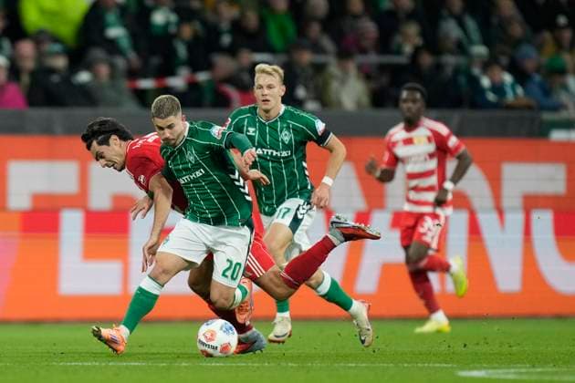 Diogo Leite (1.FC Union Berlin) und Romano Schmid (SV Werder Bremen) im Zweikampf waehrend des spiels der Bundesliga zwischen SV Werder Bremen und 1. FC Union Berlin, Weserstadion am 24. October 2025 in Bremen, Deutschland. (Foto von Alex Gottschalk DeFodi Images) +++ Diogo Leite (1.FC Union Berlin) und Romano Schmid (SV Werder Bremen) battle for the ball during the Bundesliga match between SV Werder Bremen and 1. FC Union Berlin at Weserstadion on October 24, 2025 in Bremen, Germany. (Photo by Alex Gottschalk DeFodi Images) DFL regulations prohibit any use of photographs as image sequences and or quasi-video. (Photo by Alex Gottschalk DeFodi Images) DFL regulations prohibit any use of photographs as image sequences and or quasi-video. Diogo Leite 1 FC Union Berlin und Romano Schmid SV Werder Bremen im Zweikampf waehrend des spiels der Bundesliga zwischen SV Werder Bremen und 1 FC Union Berlin, Weserstadion am 24 October 2025 in Bremen, Germany Photo by Alex Gottschalk DeFodi Images Diogo Leite 1 FC Union Berlin und Romano Schmid SV Werder Bremen battle for the ball during the Bundesliga match between SV Werder Bremen and 1 FC Union Berlin at Weserstadion on October 24, 2025 in Bremen, Germany Photo by Alex Gottschalk DeFodi Images DFL regulations prohibit any use of photographs as image sequences and or quasi video Photo by Alex Gottschalk DeFodi Images DFL regulations prohibit any use of photographs as image sequences and or quasi video