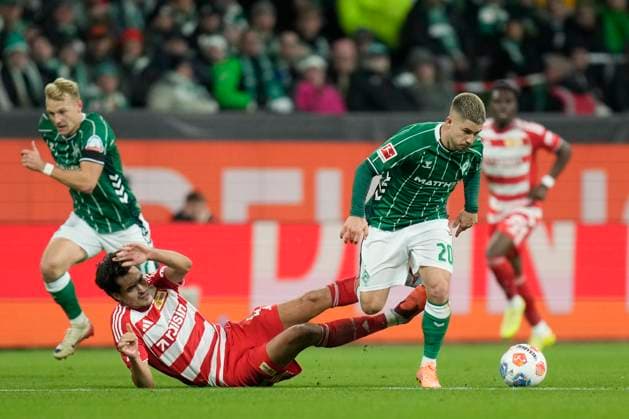 Diogo Leite (1.FC Union Berlin) und Romano Schmid (SV Werder Bremen) im Zweikampf waehrend des spiels der Bundesliga zwischen SV Werder Bremen und 1. FC Union Berlin, Weserstadion am 24. October 2025 in Bremen, Deutschland. (Foto von Alex Gottschalk DeFodi Images) +++ Diogo Leite (1.FC Union Berlin) und Romano Schmid (SV Werder Bremen) battle for the ball during the Bundesliga match between SV Werder Bremen and 1. FC Union Berlin at Weserstadion on October 24, 2025 in Bremen, Germany. (Photo by Alex Gottschalk DeFodi Images) DFL regulations prohibit any use of photographs as image sequences and or quasi-video. (Photo by Alex Gottschalk DeFodi Images) DFL regulations prohibit any use of photographs as image sequences and or quasi-video. Diogo Leite 1 FC Union Berlin und Romano Schmid SV Werder Bremen im Zweikampf waehrend des spiels der Bundesliga zwischen SV Werder Bremen und 1 FC Union Berlin, Weserstadion am 24 October 2025 in Bremen, Germany Photo by Alex Gottschalk DeFodi Images Diogo Leite 1 FC Union Berlin und Romano Schmid SV Werder Bremen battle for the ball during the Bundesliga match between SV Werder Bremen and 1 FC Union Berlin at Weserstadion on October 24, 2025 in Bremen, Germany Photo by Alex Gottschalk DeFodi Images DFL regulations prohibit any use of photographs as image sequences and or quasi video Photo by Alex Gottschalk DeFodi Images DFL regulations prohibit any use of photographs as image sequences and or quasi video