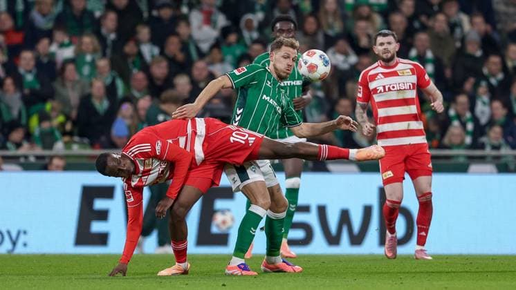 v.li.: Ilyas Ansah (1. FC Union Berlin, 10) und Senne Lynen (SV Werder Bremen, 14) im Zweikampf, Duell, Dynamik, Aktion, Action, Spielszene, DIE DFL-RICHTLINIEN UNTERSAGEN JEGLICHE NUTZUNG VON FOTOS ALS SEQUENZBILDER UND ODER VIDEOA?HNLICHE FOTOSTRECKEN. DFL REGULATIONS PROHIBIT ANY USE OF PHOTOGRAPHS AS IMAGE SEQUENCES AND OR QUASI-VIDEO., 24.10.2025, Bremen (Deutschland), Fussball, Bundesliga, SV Werder Bremen - 1. FC Union Berlin
