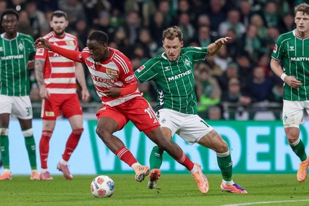 v.li.: Ilyas Ansah (1. FC Union Berlin, 10) und Senne Lynen (SV Werder Bremen, 14) im Zweikampf, Duell, Dynamik, Aktion, Action, Spielszene, DIE DFL-RICHTLINIEN UNTERSAGEN JEGLICHE NUTZUNG VON FOTOS ALS SEQUENZBILDER UND ODER VIDEOA?HNLICHE FOTOSTRECKEN. DFL REGULATIONS PROHIBIT ANY USE OF PHOTOGRAPHS AS IMAGE SEQUENCES AND OR QUASI-VIDEO., 24.10.2025, Bremen (Deutschland), Fussball, Bundesliga, SV Werder Bremen - 1. FC Union Berlin