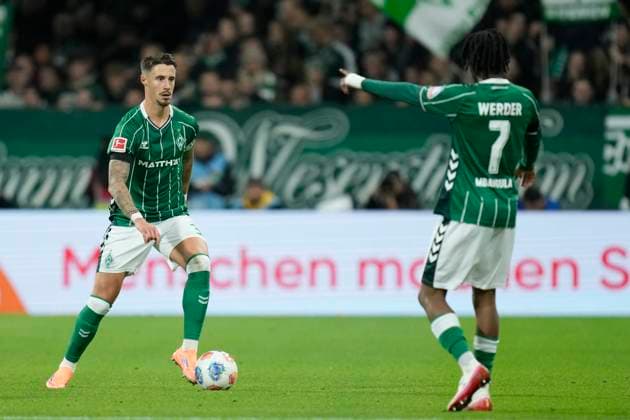 Marco Friedel (SV Werder Bremen) in Aktion, am Ball, Einzelaktion waehrend des spiels der Bundesliga zwischen SV Werder Bremen und 1. FC Union Berlin, Weserstadion am 24. October 2025 in Bremen, Deutschland. (Foto von Alex Gottschalk DeFodi Images) +++ Marco Friedel (SV Werder Bremen) controls the ball during the Bundesliga match between SV Werder Bremen and 1. FC Union Berlin at Weserstadion on October 24, 2025 in Bremen, Germany. (Photo by Alex Gottschalk DeFodi Images) DFL regulations prohibit any use of photographs as image sequences and or quasi-video. (Photo by Alex Gottschalk DeFodi Images) DFL regulations prohibit any use of photographs as image sequences and or quasi-video. Marco Friedel SV Werder Bremen in action, on the ball, single action during the Bundesliga match between SV Werder Bremen and 1 FC Union Berlin, Weserstadion on October 24, 2025 in Bremen, Germany Photo by Alex Gottschalk DeFodi Images Marco Friedel SV Werder Bremen controls the ball during the Bundesliga match between SV Werder Bremen and 1 FC Union Berlin at Weserstadion on October 24, 2025 in Bremen, Germany Photo by Alex Gottschalk DeFodi Images DFL regulations prohibit any use of photographs as image sequences and or quasi video Photo by Alex Gottschalk DeFodi Images DFL regulations prohibit any use of photographs as image sequences and or quasi video