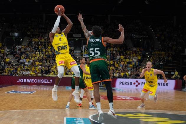 GER, Basketball, easy Credit- BBL, EWE Baskets Oldenburg vs VET-CONCEPT Gladiators Trier 24.10.2025, EWE Arena, Oldenburg, GER, easy Credit-BBL, EWE Baskets Oldenburg vs VET-CONCEPT Gladiators Trier, im Bild James WOODARD ( EWE Baskets Oldenburg 10 ) Eli BROOKS ( VET-CONCEPT Gladiators Trier 55 )