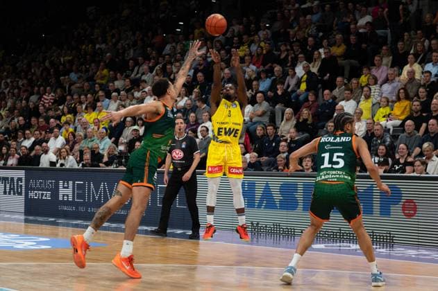 GER, Basketball, easy Credit- BBL, EWE Baskets Oldenburg vs VET-CONCEPT Gladiators Trier 24.10.2025, EWE Arena, Oldenburg, GER, easy Credit-BBL, EWE Baskets Oldenburg vs VET-CONCEPT Gladiators Trier, im Bild 52 Punkte !!!! von Chris CLEMONS ( EWE Baskets Oldenburg 3 )