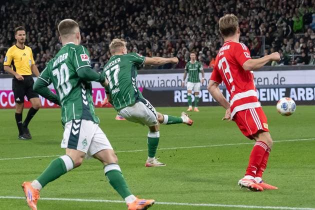 GER, 1. FBL, SV Werder Bremen vs Union Berlin 24.10.2025, Weserstadion, Bremen, GER, 1. FBL, SV Werder Bremen vs Union Berlin im Bild Marco Gruell Grüll (Werder Bremen 17); zum1:0 und Eberl mit der Mannschaft Romano Schmid (Werder Bremen 20); Victor Boniface (Werder Bremen 44);