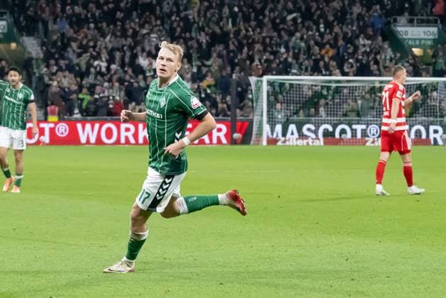 GER, 1. FBL, SV Werder Bremen vs Union Berlin 24.10.2025, Weserstadion, Bremen, GER, 1. FBL, SV Werder Bremen vs Union Berlin im Bild Marco Gruell Grüll (Werder Bremen 17); zum1:0 und Eberl mit der Mannschaft Romano Schmid (Werder Bremen 20); Victor Boniface (Werder Bremen 44);