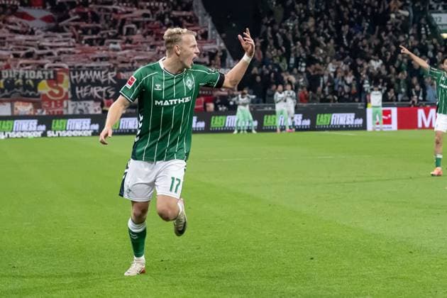 GER, 1. FBL, SV Werder Bremen vs Union Berlin 24.10.2025, Weserstadion, Bremen, GER, 1. FBL, SV Werder Bremen vs Union Berlin im Bild Marco Gruell Grüll (Werder Bremen 17); zum1:0 und Eberl mit der Mannschaft Romano Schmid (Werder Bremen 20); Victor Boniface (Werder Bremen 44);