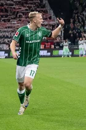 GER, 1. FBL, SV Werder Bremen vs Union Berlin 24.10.2025, Weserstadion, Bremen, GER, 1. FBL, SV Werder Bremen vs Union Berlin im Bild Marco Gruell Grüll (Werder Bremen 17); zum1:0 und Eberl mit der Mannschaft Romano Schmid (Werder Bremen 20); Victor Boniface (Werder Bremen 44);
