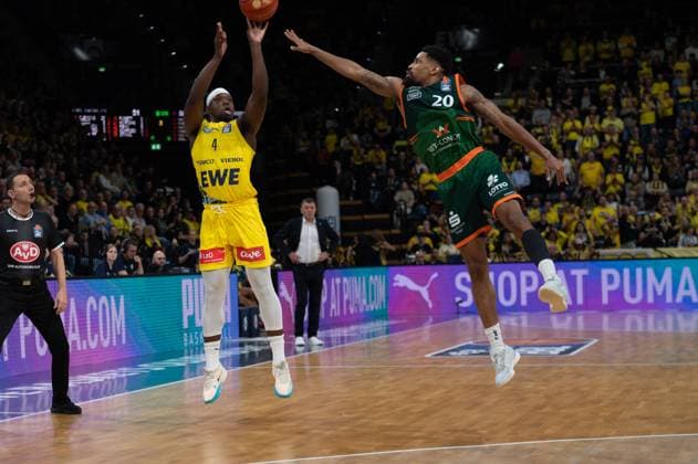 GER, Basketball, easy Credit- BBL, EWE Baskets Oldenburg vs VET-CONCEPT Gladiators Trier 24.10.2025, EWE Arena, Oldenburg, GER, easy Credit-BBL, EWE Baskets Oldenburg vs VET-CONCEPT Gladiators Trier, im Bild Brain FOBBS ( EWE Baskets Oldenburg 4 ) Urald KING ( VET-CONCEPT Gladiators Trier 20 )