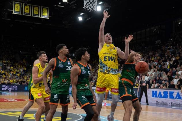 GER, Basketball, easy Credit- BBL, EWE Baskets Oldenburg vs VET-CONCEPT Gladiators Trier 24.10.2025, EWE Arena, Oldenburg, GER, easy Credit-BBL, EWE Baskets Oldenburg vs VET-CONCEPT Gladiators Trier, im Bild Seth HINRICHS ( EWE Baskets Oldenburg 21 ) Eli BROOKS ( VET-CONCEPT Gladiators Trier 55 ) Urald KING ( VET-CONCEPT Gladiators Trier 20 ) Nolan ADEKUNLE ( VET-CONCEPT Gladiators Trier 22 )