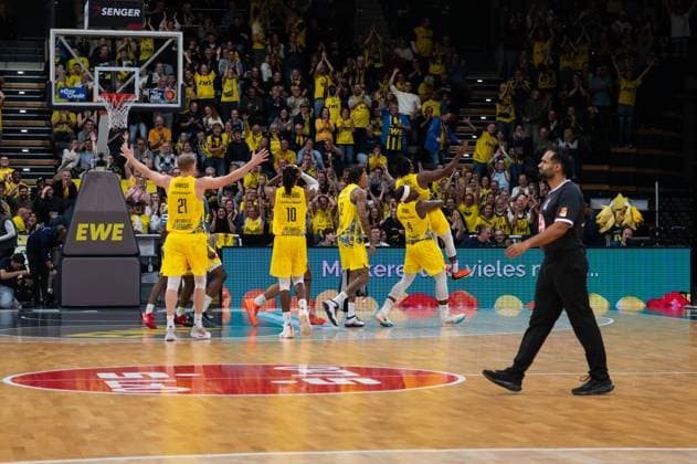 GER, Basketball, easy Credit- BBL, EWE Baskets Oldenburg vs VET-CONCEPT Gladiators Trier 24.10.2025, EWE Arena, Oldenburg, GER, easy Credit-BBL, EWE Baskets Oldenburg vs VET-CONCEPT Gladiators Trier, im Bild der Jubel nach dem 50 Punkt in einem Spiel von Chris CLEMONS ( EWE Baskets Oldenburg 3 )