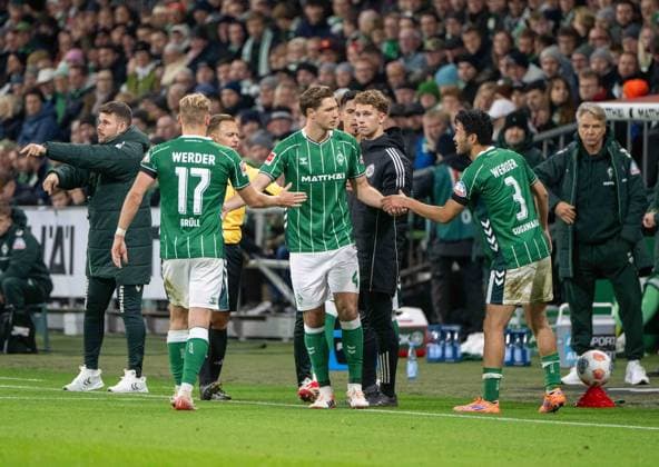 Fußball, Herren, Saison 2025 2026, 1. Bundesliga (8. Spieltag), SV Werder Bremen - 1. FC Union Berlin, v. l. Marco Grüll (Werder Bremen), Niklas Stark (Werder Bremen), Yukinari Sugawara (Werder Bremen), 24.10.2025, Copyright: xMatthiasxKochx