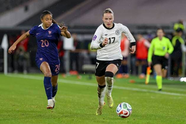 Düsseldorf, Deutschland, 24.10.25: Delphine Cascarino ( Frankreich ) und Franziska Kett ( Deutschland ) im Kampf um den Ball waehrend des Halbfinals der UEFA Women s Nations League zwischen Deutschland vs Frankreich in der Merkur-Spiel-Arena Düsseldorf Merkur-Spiel-Arena North Rhine-Westphalia Germany Copyright: xBrauer-Fotoagenturx xAdrianxSchlx