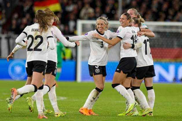 Düsseldorf, Deutschland, 24.10.25: Klara Bühl ( Deutschland ) Torjubel, jubelt mit ihrer Mannschaft nach dem Treffer zum 1:0 waehrend des Halbfinals der UEFA Women s Nations League zwischen Deutschland vs Frankreich in der Merkur-Spiel-Arena Düsseldorf Merkur-Spiel-Arena North Rhine-Westphalia Germany Copyright: xBrauer-Fotoagenturx xAdrianxSchlx
