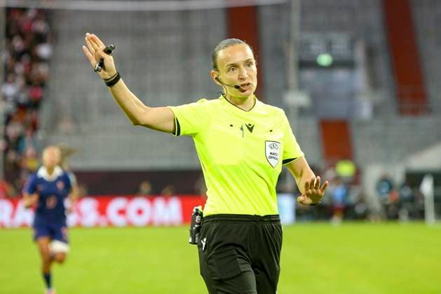 Düsseldorf, Deutschland, 24.10.25: Schiedsrichterin Ivana Projkovska gestikuliert, Gestik waehrend des Halbfinals der UEFA Women s Nations League zwischen Deutschland vs Frankreich in der Merkur-Spiel-Arena Düsseldorf Merkur-Spiel-Arena North Rhine-Westphalia Germany Copyright: xBrauer-Fotoagenturx xAdrianxSchlx