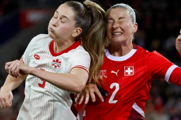 Jordyn Huitema (Kanada, 09) und Julia Stierli (Schweiz, 02) , Schweiz, Frauen Fussball, Freundschaftsspiel, Schweiz vs. Kanada, 24.10.2025, Swissporarena, Luzern, Schweiz Luzern Swissporarena Kanton Luzern Schweiz Copyright: xGrantxHubbsx