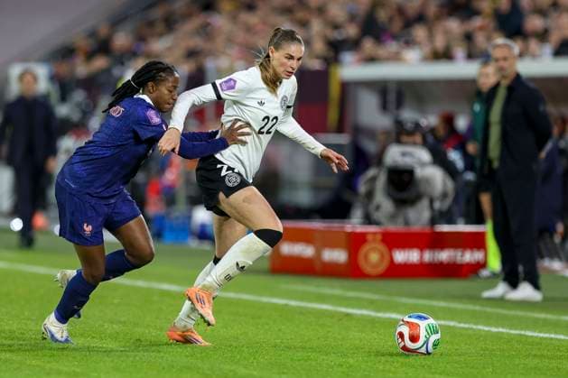 Düsseldorf, Deutschland, 24.10.25: Oriane Jean-Francois ( Frankreich ) und Jule Brand ( Deutschland ) im Kampf um den Ball waehrend des Halbfinals der UEFA Women s Nations League zwischen Deutschland vs Frankreich in der Merkur-Spiel-Arena Düsseldorf Merkur-Spiel-Arena North Rhine-Westphalia Germany Copyright: xBrauer-Fotoagenturx xAdrianxSchlx