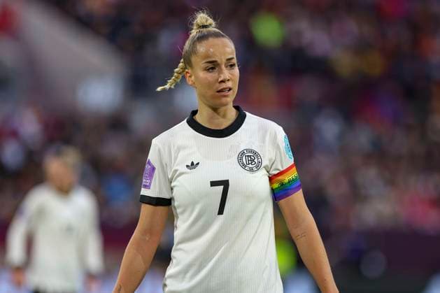 Düsseldorf, Deutschland, 24.10.25: Giulia Gwinn ( Deutschland ) schaut waehrend des Halbfinals der UEFA Women s Nations League zwischen Deutschland vs Frankreich in der Merkur-Spiel-Arena Düsseldorf Merkur-Spiel-Arena North Rhine-Westphalia Germany Copyright: xBrauer-Fotoagenturx xAdrianxSchlx