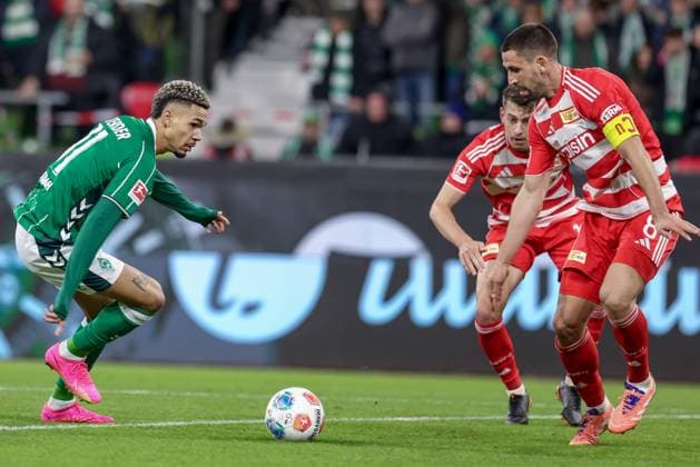 v.li.: Justin Njinmah (SV Werder Bremen, 11) und Rani Khedira (1. FC Union Berlin, 8) im Zweikampf, Duell, Dynamik, Aktion, Action, Spielszene, DIE DFL-RICHTLINIEN UNTERSAGEN JEGLICHE NUTZUNG VON FOTOS ALS SEQUENZBILDER UND ODER VIDEOA?HNLICHE FOTOSTRECKEN. DFL REGULATIONS PROHIBIT ANY USE OF PHOTOGRAPHS AS IMAGE SEQUENCES AND OR QUASI-VIDEO., 24.10.2025, Bremen (Deutschland), Fussball, Bundesliga, SV Werder Bremen - 1. FC Union Berlin