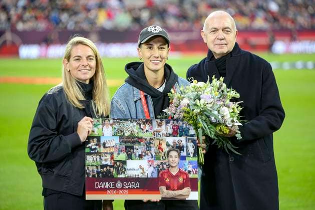 Düsseldorf, Deutschland, 24.10.25: links Nia Künzer (Sportdirektorin) und rechts Bernd Neuendorf (Präsident DFB) verabschieden Sara Doorsun waehrend des Halbfinals der UEFA Women s Nations League zwischen Deutschland vs Frankreich in der Merkur-Spiel-Arena Düsseldorf Merkur-Spiel-Arena North Rhine-Westphalia Germany Copyright: xBrauer-Fotoagenturx xAdrianxSchlx