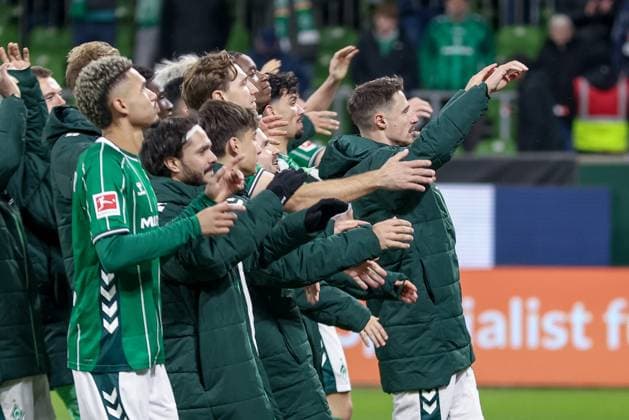 Spieler des SV Werder Bremen mit Jubel über den Sieg, Freude über das gewonnene Spiel, DIE DFL-RICHTLINIEN UNTERSAGEN JEGLICHE NUTZUNG VON FOTOS ALS SEQUENZBILDER UND ODER VIDEOA?HNLICHE FOTOSTRECKEN. DFL REGULATIONS PROHIBIT ANY USE OF PHOTOGRAPHS AS IMAGE SEQUENCES AND OR QUASI-VIDEO., 24.10.2025, Bremen (Deutschland), Fussball, Bundesliga, SV Werder Bremen - 1. FC Union Berlin