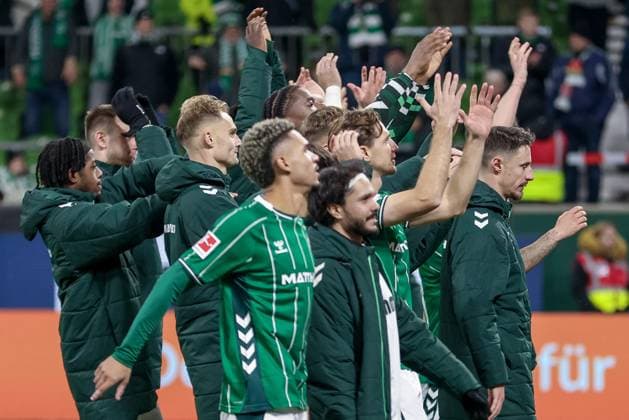Spieler des SV Werder Bremen mit Jubel über den Sieg, Freude über das gewonnene Spiel, DIE DFL-RICHTLINIEN UNTERSAGEN JEGLICHE NUTZUNG VON FOTOS ALS SEQUENZBILDER UND ODER VIDEOA?HNLICHE FOTOSTRECKEN. DFL REGULATIONS PROHIBIT ANY USE OF PHOTOGRAPHS AS IMAGE SEQUENCES AND OR QUASI-VIDEO., 24.10.2025, Bremen (Deutschland), Fussball, Bundesliga, SV Werder Bremen - 1. FC Union Berlin