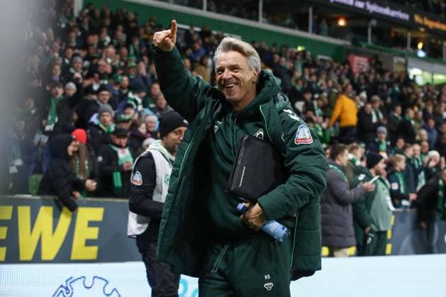 24.10.2025, xtgx, Fussball - 1.Bundesliga SV Werder Bremen - 1.FC Union Berlin v.l. Horst Steffen (Bremen, Trainer) Jubel ueber den Sieg, Jubel nach Spielende (DFL DFB REGULATIONS PROHIBIT ANY USE OF PHOTOGRAPHS as IMAGE SEQUENCES and or QUASI-VIDEO) Bremen