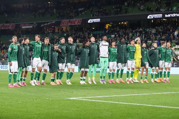 24.10.2025, xtgx, Fussball - 1.Bundesliga SV Werder Bremen - 1.FC Union Berlin v.l. Bremen Jubel ueber den Sieg, Jubel nach Spielende (DFL DFB REGULATIONS PROHIBIT ANY USE OF PHOTOGRAPHS as IMAGE SEQUENCES and or QUASI-VIDEO) Bremen