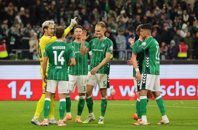 GER, 1.FBL SV Werder Bremen vs.1.FC Union Berlini 24.10.2025, wohninvest Weserstadion, Bremen, GER, 1.FBL SV Werder Bremen vs.1.FC Union Berlini im Bild picture shows Spielende. Endstand 1:0. Torwart Mio Backhaus (SV Werder Bremen 30) Senne Lynen (SV Werder Bremen 14) Marco Friedl (SV Werder Bremen 32) Amos Pieper (SV Werder Bremen 05) Jens Stage (SV Werder Bremen 06) Julian Malatini (SV Werder Bremen 22)
