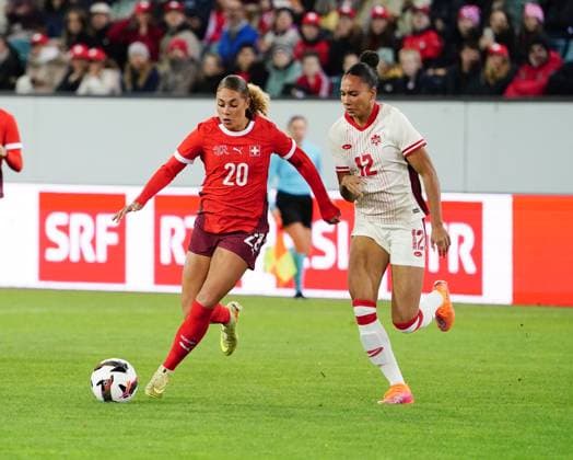 24.10.2025 Luzern Schweiz. Frauen Laenderspiel ,Testspiel Saison 2025 2026 Schweiz-Kanada. 1:0 Bild : Torschuetzin Alayah Polgrim (SUI) gegen Jade Rose (CAN)(r.) Aktion Zweikampf