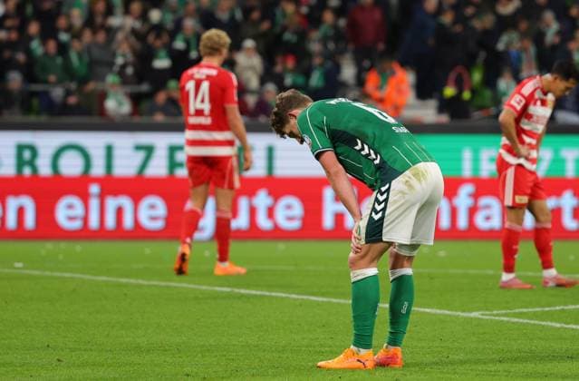 GER, 1.FBL SV Werder Bremen vs.1.FC Union Berlini 24.10.2025, wohninvest Weserstadion, Bremen, GER, 1.FBL SV Werder Bremen vs.1.FC Union Berlini im Bild picture shows Spielende. Endstand 1:0. Jens Stage (SV Werder Bremen 06) ist erschoepft