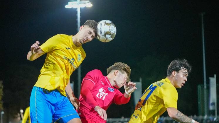 Fußball, Herren, Saison 2025 2026, Regionalliga Nordost, 13. Spieltag, FSV 63 Luckenwalde vs. SV Babelsberg 03, Freitag 24.10.2025, Werner-Seelenbinder-Stadion Luckenwalde, Im Bild: Quentin Seidel (l. Luckenwalde), Luis Müller (m. Babelsberg) und Mathhew Meier (r. Luckenwalde) Brandenburg Deutschland
