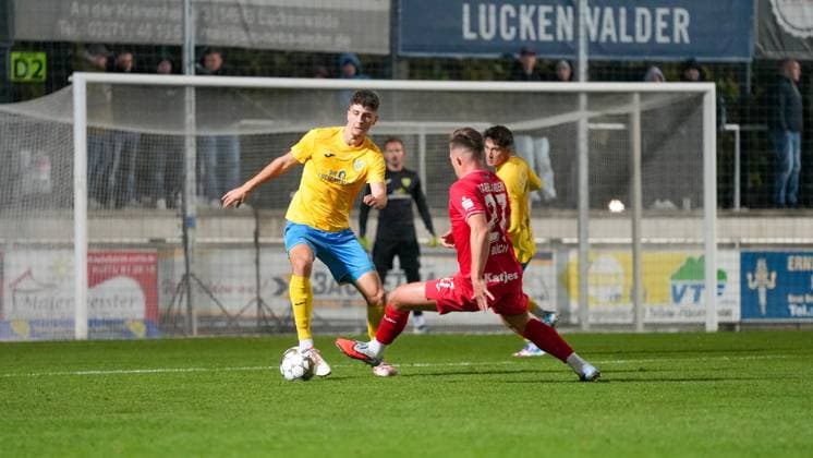 Fußball, Herren, Saison 2025 2026, Regionalliga Nordost, 13. Spieltag, FSV 63 Luckenwalde vs. SV Babelsberg 03, Freitag 24.10.2025, Werner-Seelenbinder-Stadion Luckenwalde, Im Bild: Quentin Seidel (l. Luckenwalde) und Gordon Büch (r. Babelsberg) Brandenburg Deutschland
