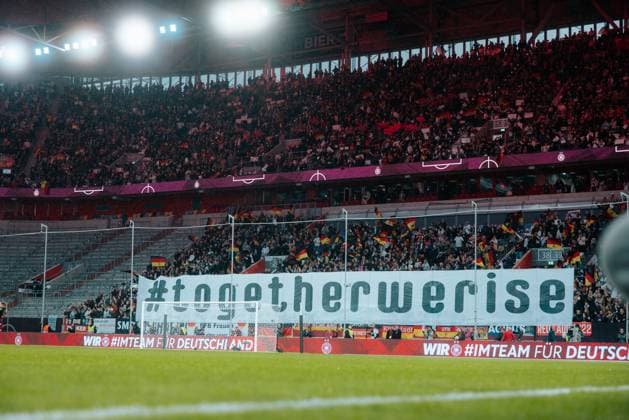 24.10.25, Frauen, Fussball, UEFA Womens Nations League, Halbfinale, Saison 2025, Deutschland - Frankreich Choreografie der deutschen Fans vor dem Spiel mit dem Banner togetherwerise Düsseldorf MERKUR SPIEL-ARENA NRW Deutschland