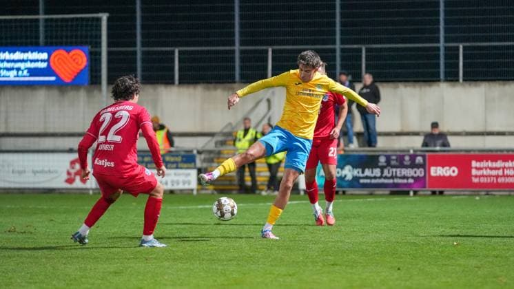 Fußball, Herren, Saison 2025 2026, Regionalliga Nordost, 13. Spieltag, FSV 63 Luckenwalde vs. SV Babelsberg 03, Freitag 24.10.2025, Werner-Seelenbinder-Stadion Luckenwalde, Im Bild: Leon Bürger (l. Babelsberg) und Mike Bachmann (r. Luckenwalde) Brandenburg Deutschland