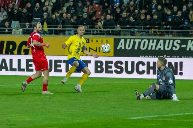 Regionalliga Nordost -Saison 25 26 Hallescher FC vs. 1.FC Lok Leipzig Halle, Deutschland 24.Oktober 2025: Im Bild:v.li.Fatlum Elezi (Halle), Djamal Ziane (Leipzig), macht das Tor zum 4:2 und Torhueter Sven Müller Mueller (Halle) Halle Saale Leuna Chemie Stadion Sachsen-Anhalt Deutschland