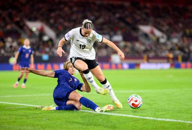 v.l. Maelle Lakrar (FRA), Klara BUEHL (Bühl) (GER) Aktion, Zweikampf, Fussball UEFA Women s Nations League, Halbfinale Hinspiel, Deutschland (GER) - Frankreich (FRA)1:0, am 24.10.2025 in Düsseldorf Deutschland. Merkur Spiel Arena